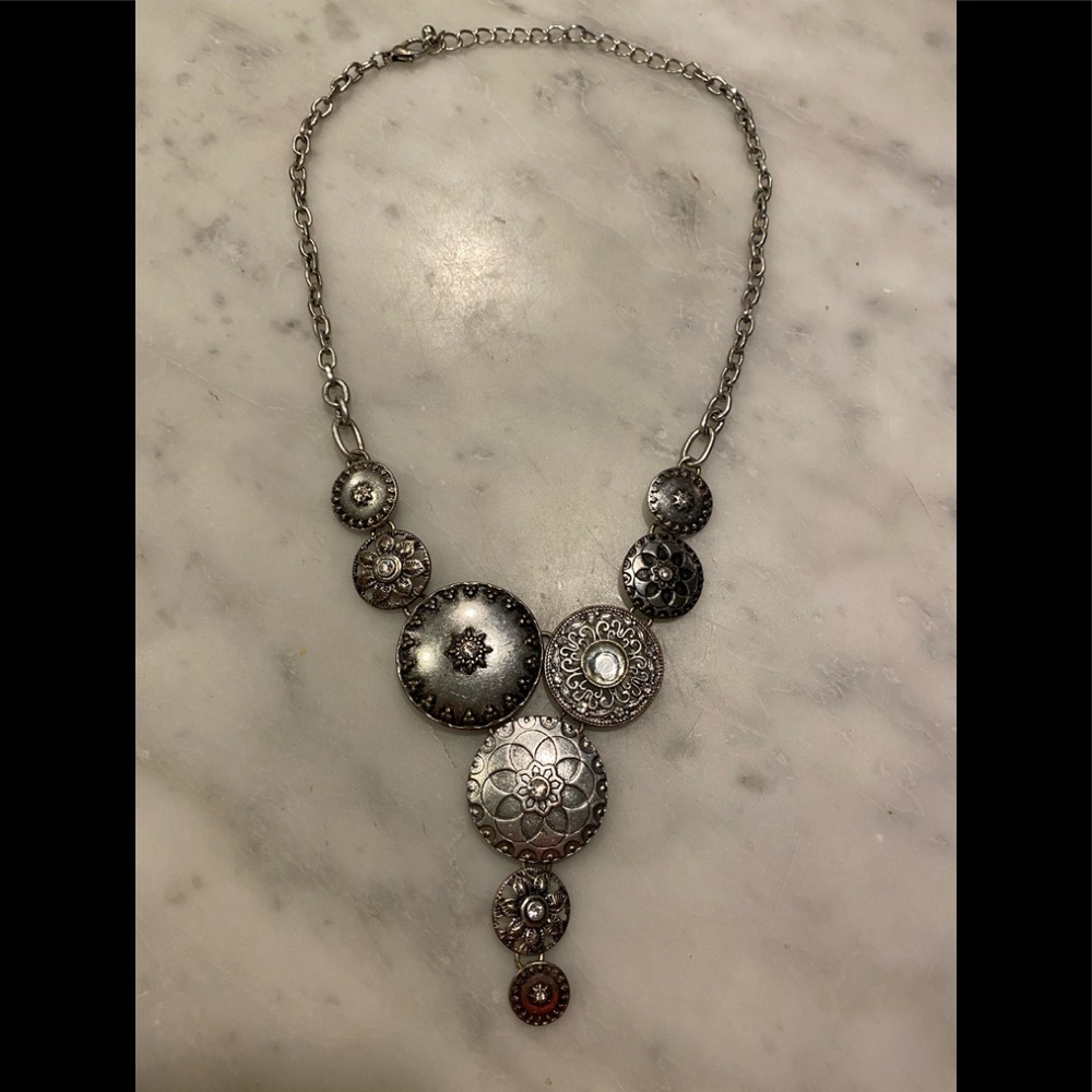 Stunning vintage-looking silver colored necklace